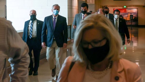 U.S. House Minority Leader Kevin McCarthy (R-CA) speaks with a reporter as he and fellow House members including Representative Liz Cheney (R-WY) depart a Biden administration briefing on Afghanistan at the U.S. Capitol in Washington, D.C., U.S. August 24, 2021 - Sputnik International
