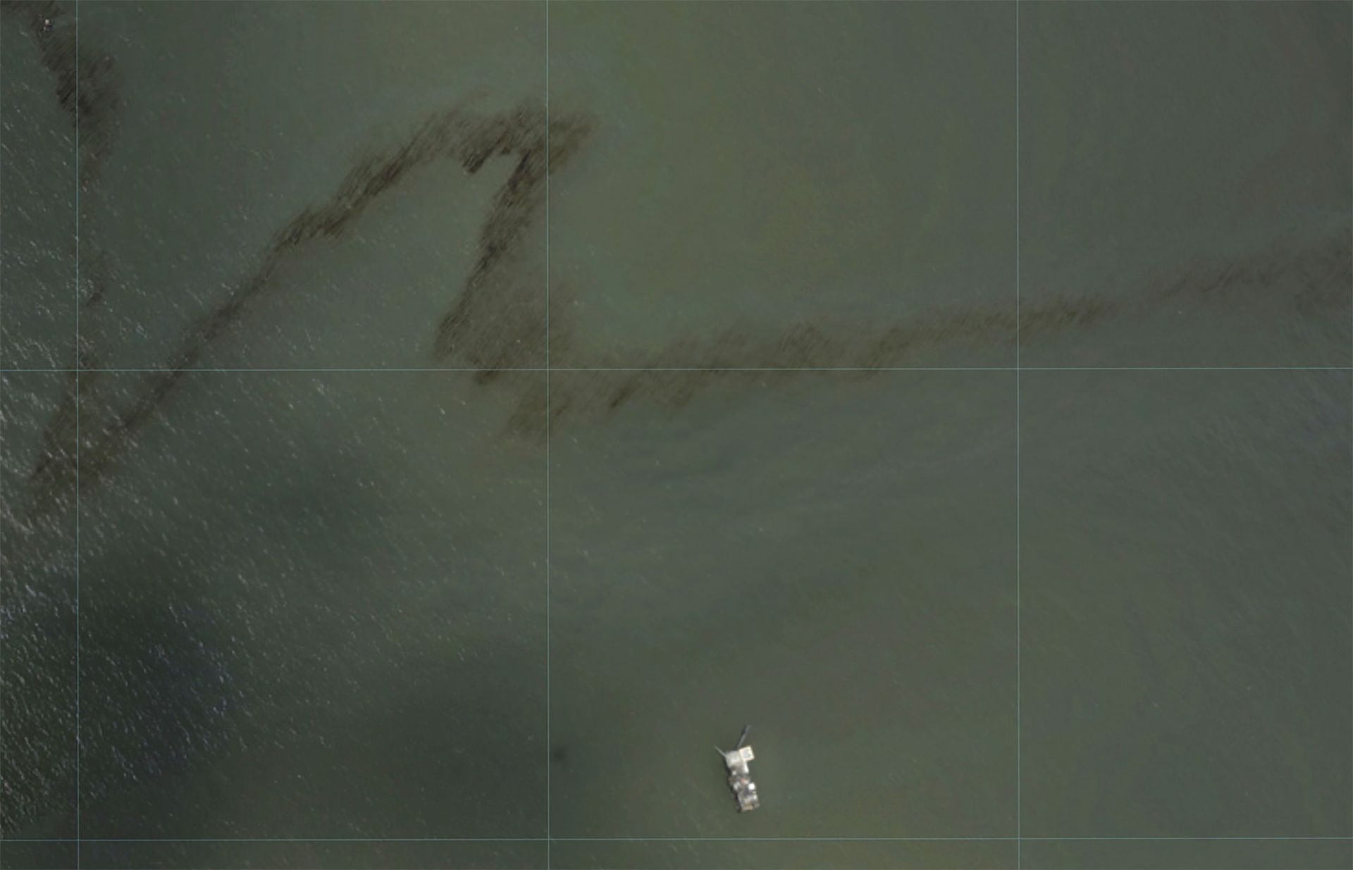 A dark trail appears on the waters of the Gulf of Mexico near an oil industry platform, following the passing of Hurricane Ida in an NOAA surveillance photograph taken south of Port Fouchon, Louisiana, U.S. August 31, 2021. A dark trail appears on the waters of the Gulf of Mexico near an oil industry platform, following the passing of Hurricane Ida in an NOAA surveillance photograph taken south of Port Fouchon, Louisiana, U.S. August 31, 2021. - Sputnik International, 1920, 07.09.2021