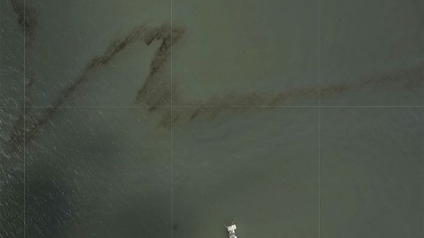 A dark trail appears on the waters of the Gulf of Mexico near an oil industry platform, following the passing of Hurricane Ida in an NOAA surveillance photograph taken south of Port Fouchon, Louisiana, U.S. August 31, 2021. - Sputnik International