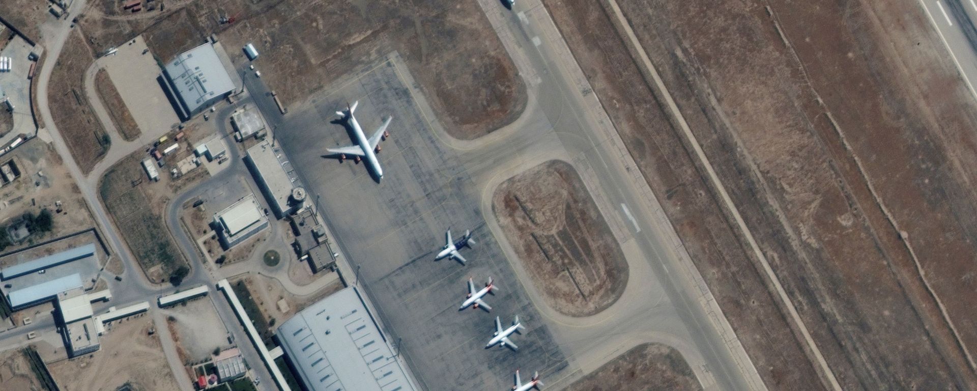 Six commercial airplanes are seen near the main terminal of the Mazar-i-Sharif airport, in northern Afghanistan, September 3 2021. Picture taken September 3, 2021. Six commercial airplanes are seen near the main terminal of the Mazar-i-Sharif airport, in northern Afghanistan, September 3 2021. Picture taken September 3, 2021. - Sputnik International, 1920, 05.09.2021