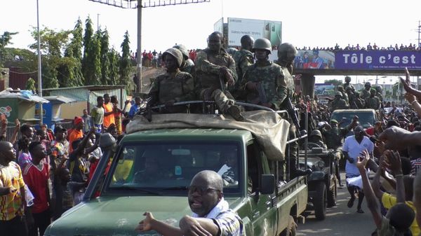 Residents cheer at army soldiers as they celebrate the uprising in Conakry, Guinea September 5, 2021. - Sputnik International