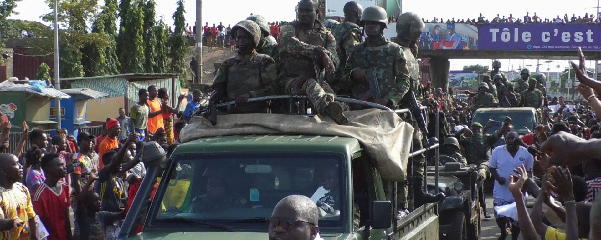 Residents cheer at army soldiers as they celebrate the uprising in Conakry, Guinea September 5, 2021. Residents cheer at army soldiers as they celebrate the uprising in Conakry, Guinea September 5, 2021. - Sputnik International, 1920