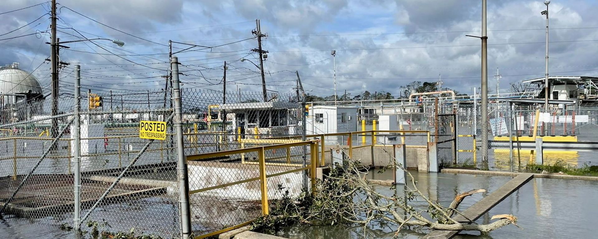 The Shell Norco manufacturing facility is flooded after Hurricane Ida pummeled Norco, Louisiana, U.S., August 30, 2021.  - Sputnik International, 1920, 16.02.2022