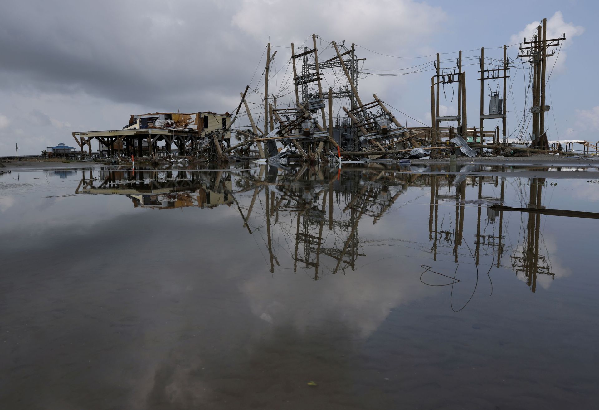 Damaged power lines and homes can be seen days after hurricane Ida ripped through Grand Isle, Louisiana, U.S., September 2, 2021. - Sputnik International, 1920, 07.09.2021