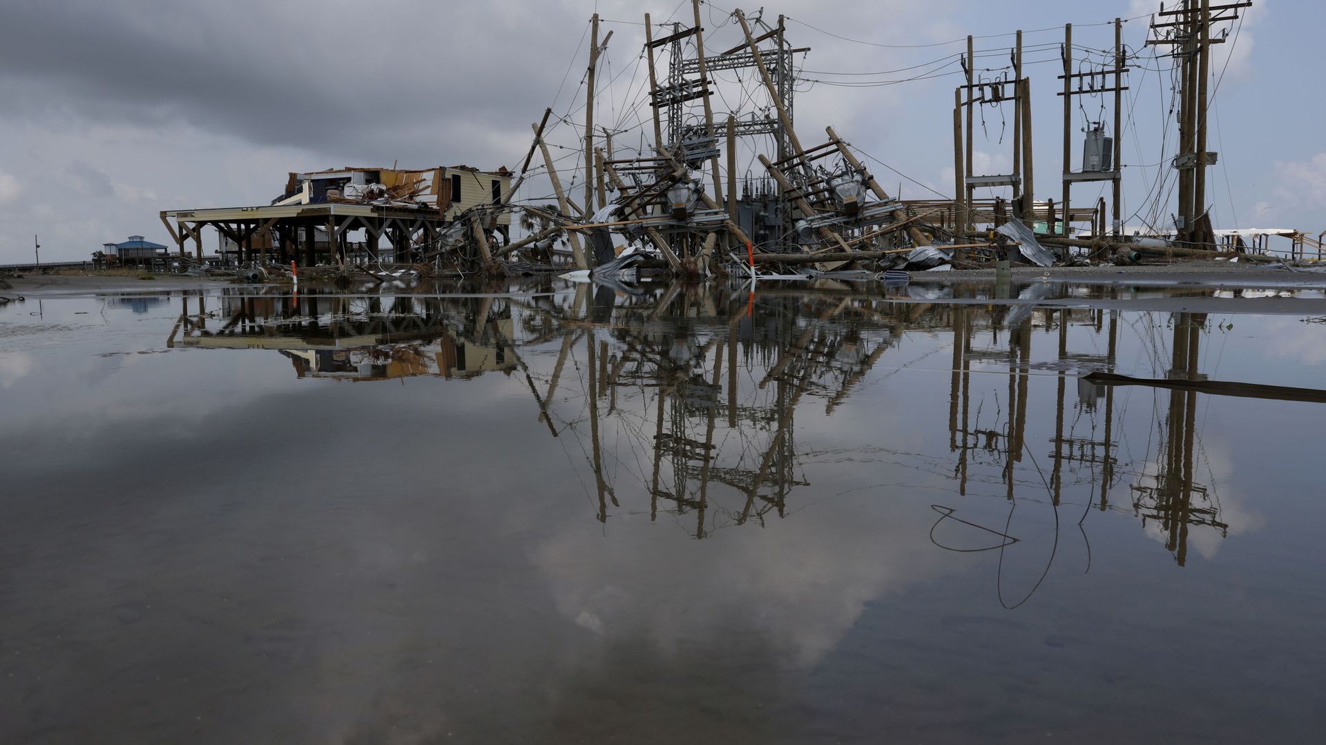 Damaged power lines and homes can be seen days after hurricane Ida ripped through Grand Isle, Louisiana, U.S., September 2, 2021. Damaged power lines and homes can be seen days after hurricane Ida ripped through Grand Isle, Louisiana, U.S., September 2, 2021. - Sputnik International, 1920, 06.09.2021