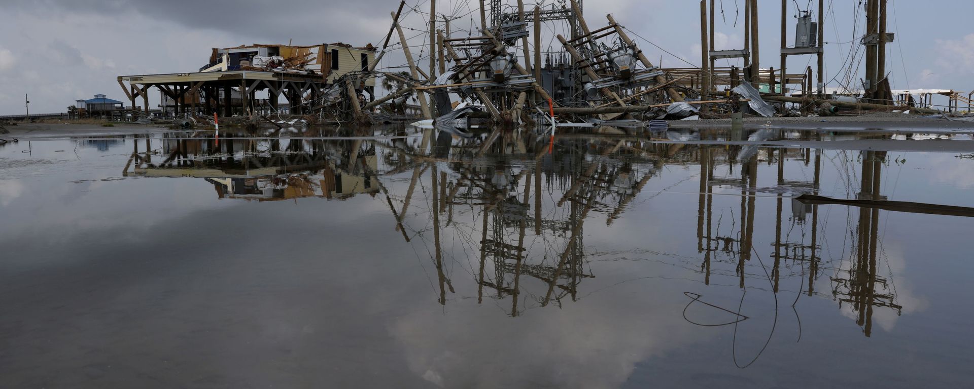 Damaged power lines and homes can be seen days after hurricane Ida ripped through Grand Isle, Louisiana, U.S., September 2, 2021. Damaged power lines and homes can be seen days after hurricane Ida ripped through Grand Isle, Louisiana, U.S., September 2, 2021. - Sputnik International, 1920, 06.09.2021