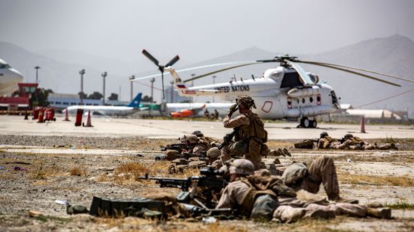 US Marines keep watch during an evacuation at Hamid Karzai International Airport, Kabul, Afghanistan, August 18, 2021 - Sputnik International