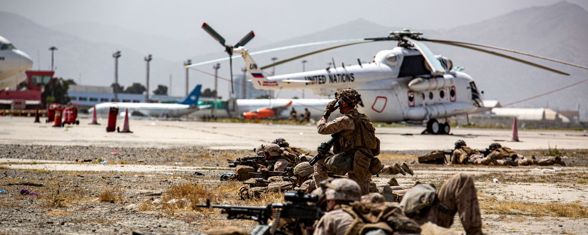 US Marines keep watch during an evacuation at Hamid Karzai International Airport, Kabul, Afghanistan, 18 August 2021 - Sputnik International, 1920, 06.09.2021