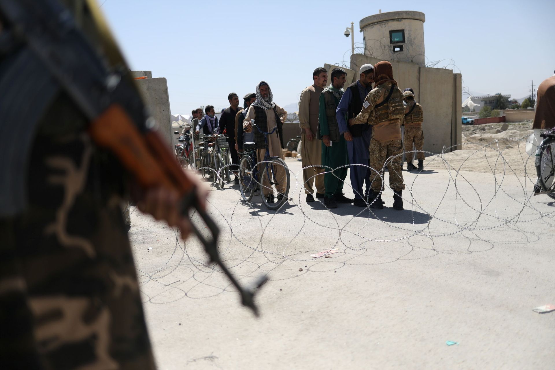 Taliban members pat down workers leaving the military airfield in Kabul, Afghanistan, September 5, 2021 Taliban members pat down workers leaving the military airfield in Kabul, Afghanistan, September 5, 2021 - Sputnik International, 1920, 07.09.2021