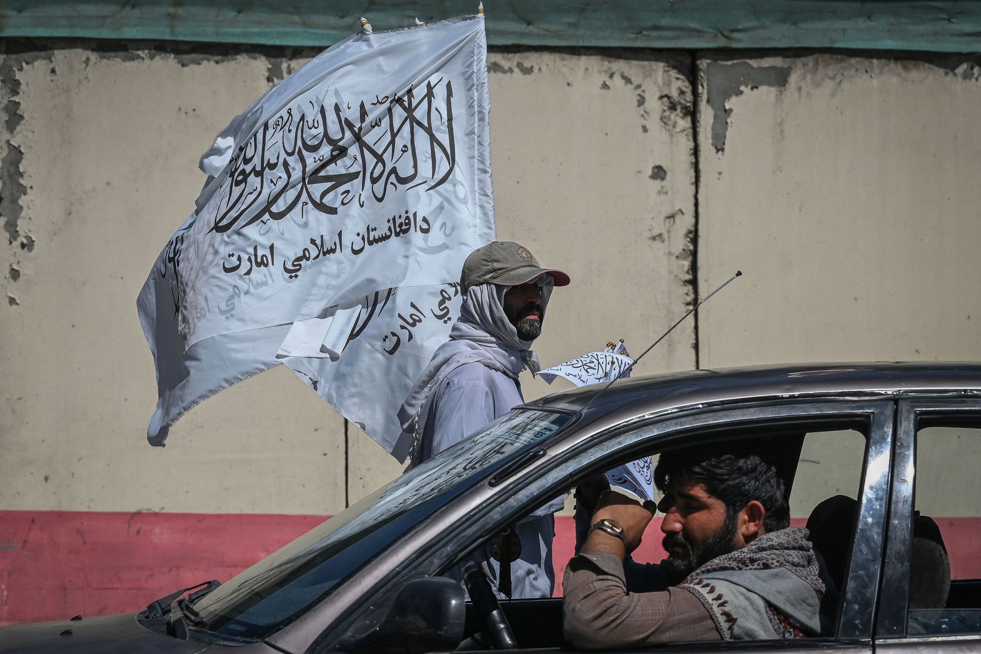 A mobile hawker carries Taliban flags as commuters make their way along a road in Kabul on September 5, 2021. A mobile hawker carries Taliban flags as commuters make their way along a road in Kabul on September 5, 2021. - Sputnik International, 1920, 07.09.2021