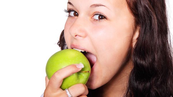 Woman bites apple - Sputnik International