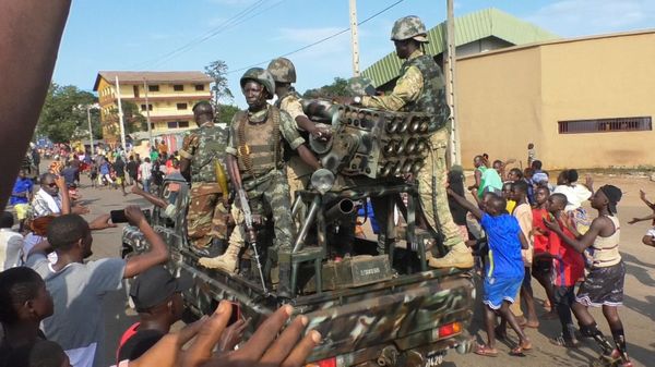 Residents cheer at army soldiers as they celebrate the uprising in Conakry, Guinea September 5, 2021 - Sputnik International