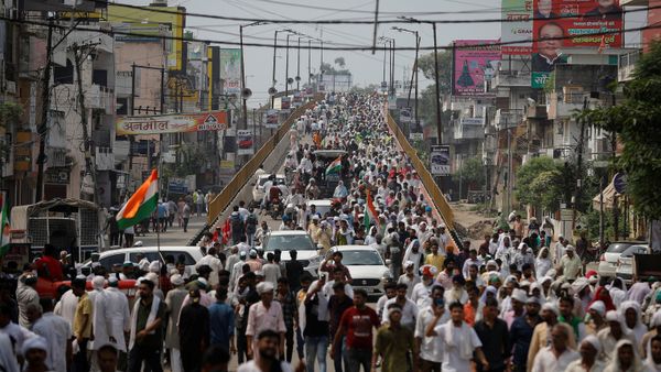 People arrive to attend a Maha Panchayat or grand village council meeting as part of a farmers' protest against farm laws in Muzaffarnagar in the northern state of Uttar Pradesh, India - Sputnik International