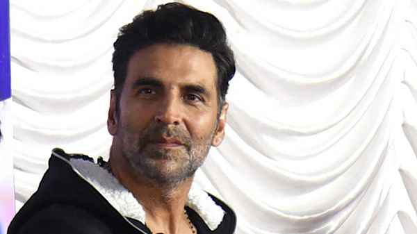 Bollywood actor Akshay Kumar looks on as he attends Mumbai's police launch of Segways, a two-wheeled, self-balancing personal transporter, to patrol Worli Sea Face in Mumbai on January 2, 2021 - Sputnik International