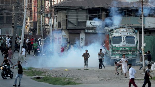 Kashmiri demonstrators throw stones towards Indian security forces during a clash following the death of Syed Ali Shah Geelani, a Kashmiri veteran separatist politician, in Srinagar September 2, 2021.  - Sputnik International