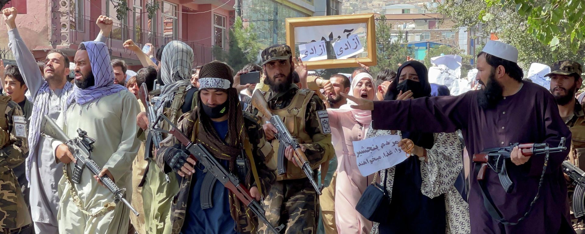 Taliban forces walk in front of Afghan demonstrators as they shout slogans during an anti-Pakistan protest, near the Pakistan embassy in Kabul, Afghanistan, September 7, 2021. REUTERS/Stringer Taliban forces walk in front of Afghan demonstrators as they shout slogans during an anti-Pakistan protest, near the Pakistan embassy in Kabul, Afghanistan, September 7, 2021. REUTERS/Stringer - Sputnik International, 1920, 09.09.2021