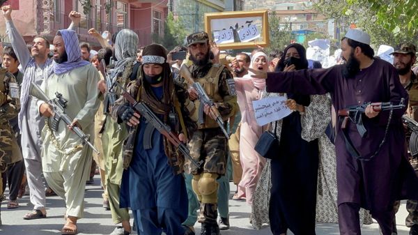 Taliban forces walk in front of Afghan demonstrators as they shout slogans during an anti-Pakistan protest, near the Pakistan embassy in Kabul, Afghanistan, September 7, 2021. REUTERS/Stringer - Sputnik International