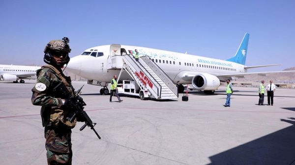 A member of Taliban forces stands guard next to a plane that has arrived from Kandahar at Hamid Karzai International Airport in Kabul, Afghanistan September 5, 2021. REUTERS/Stringer/File Photo - Sputnik International