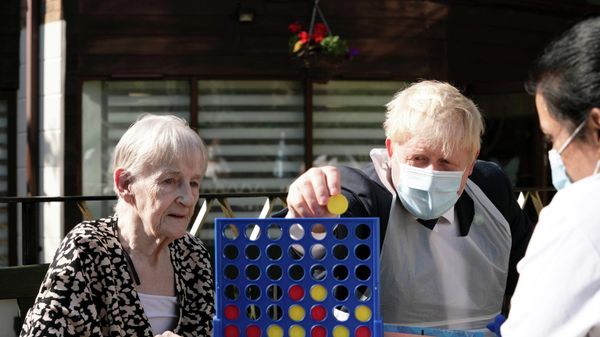 Britain's PM, Health Minister and Chancellor of the Exchequer visit Westport Care Home in London - Sputnik International
