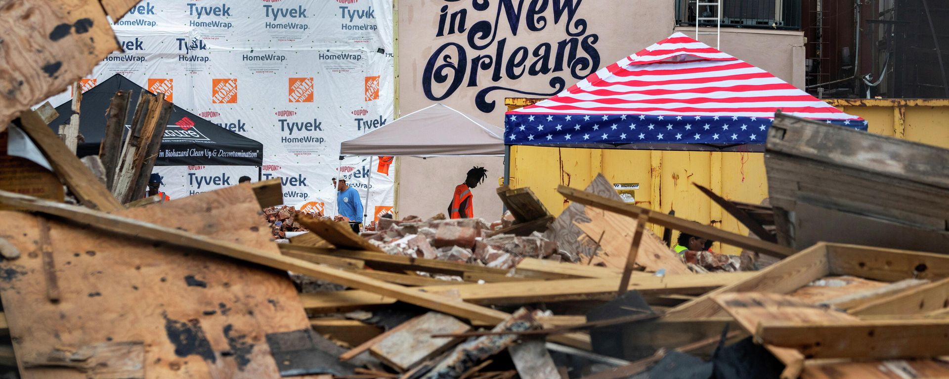 Workers clean up the site of the Historic Karnofsky Shop, a historic, building that collapsed during Hurricane Ida in New Orleans, Louisiana, U.S., September 6, 2021 - Sputnik International, 1920, 07.09.2021