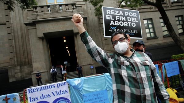 Catholics protest the decision of Mexico's Supreme Court of Justice of the Nation (SCJN) that declared the criminalization of abortion unconstitutional, in Mexico City, Mexico September 7, 2021. - Sputnik International