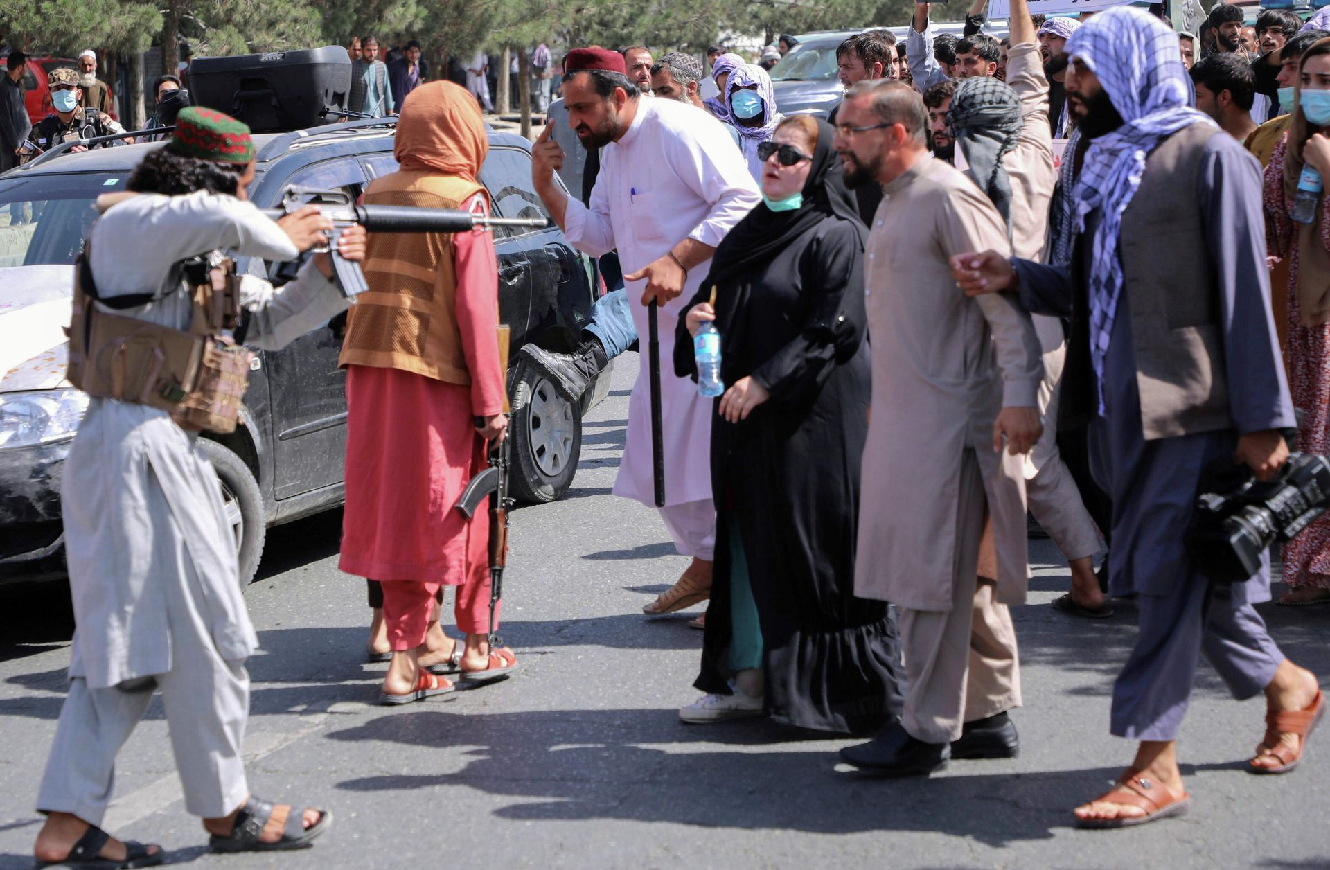 A member of the Taliban forces points his gun at protesters, as Afghan demonstrators shout slogans during an anti-Pakistan protest, near the Pakistan embassy in Kabul, Afghanistan September 7, 2021 - Sputnik International, 1920, 08.09.2021