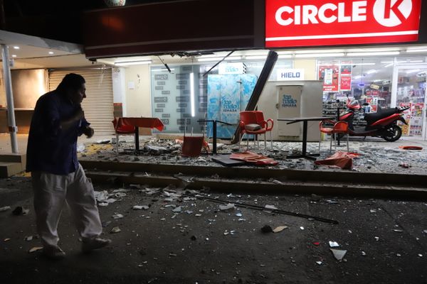 A man walks in front of a convenience store on a street covered in debris after the strong earthquake, in Acapulco, Mexico, on 7 September 2021. - Sputnik International