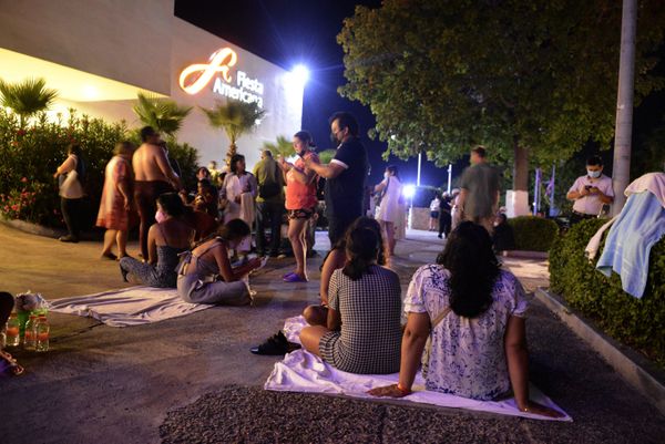 People remain outside a hotel after the quake in Acapulco, Mexico, on 7 September 2021. - Sputnik International