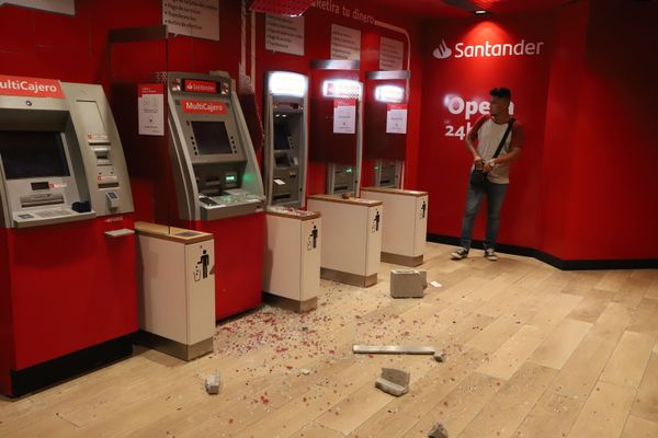 A man stands next to a row of ATM's surrounded by debris after the strong earthquake, in Acapulco, Mexico, on 7 September 2021. - Sputnik International
