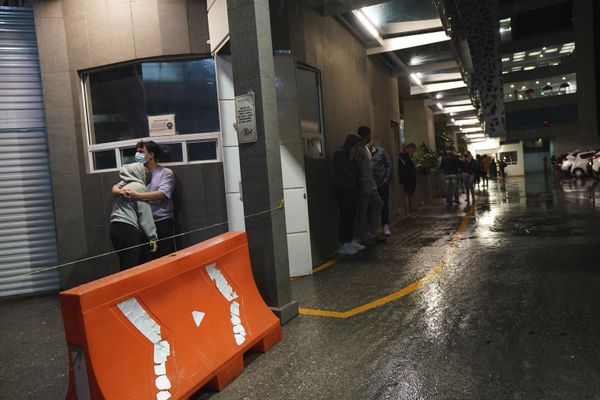People gather outside a building after the strong earthquake, in Mexico City on 7 September 2021. - Sputnik International
