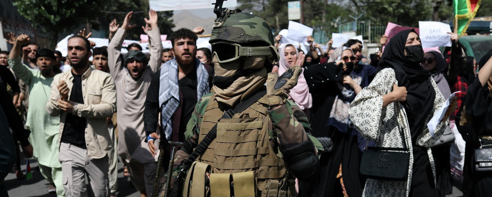 Taliban soldier in combat gear stands amid the protesters during the anti-Pakistan protest in Kabul, Afghanistan, September 7, 2021. Taliban soldier in combat gear stands amid the protesters during the anti-Pakistan protest in Kabul, Afghanistan, September 7, 2021. - Sputnik International, 1920, 08.09.2021
