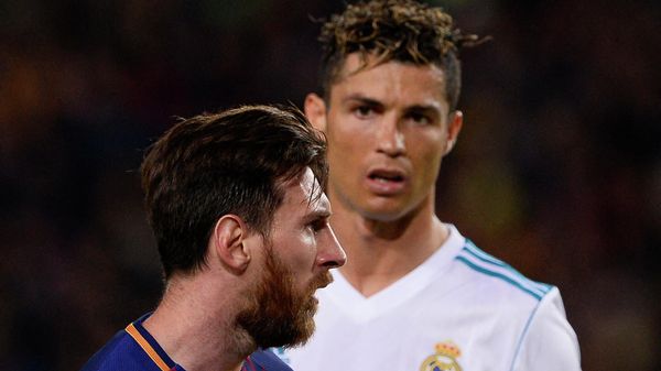 Real Madrid's Portuguese forward Cristiano Ronaldo (R) looks at Barcelona's Argentinian forward Lionel Messi during the Spanish league football match between FC Barcelona and Real Madrid CF at the Camp Nou stadium in Barcelona on May 6, 2018 - Sputnik International