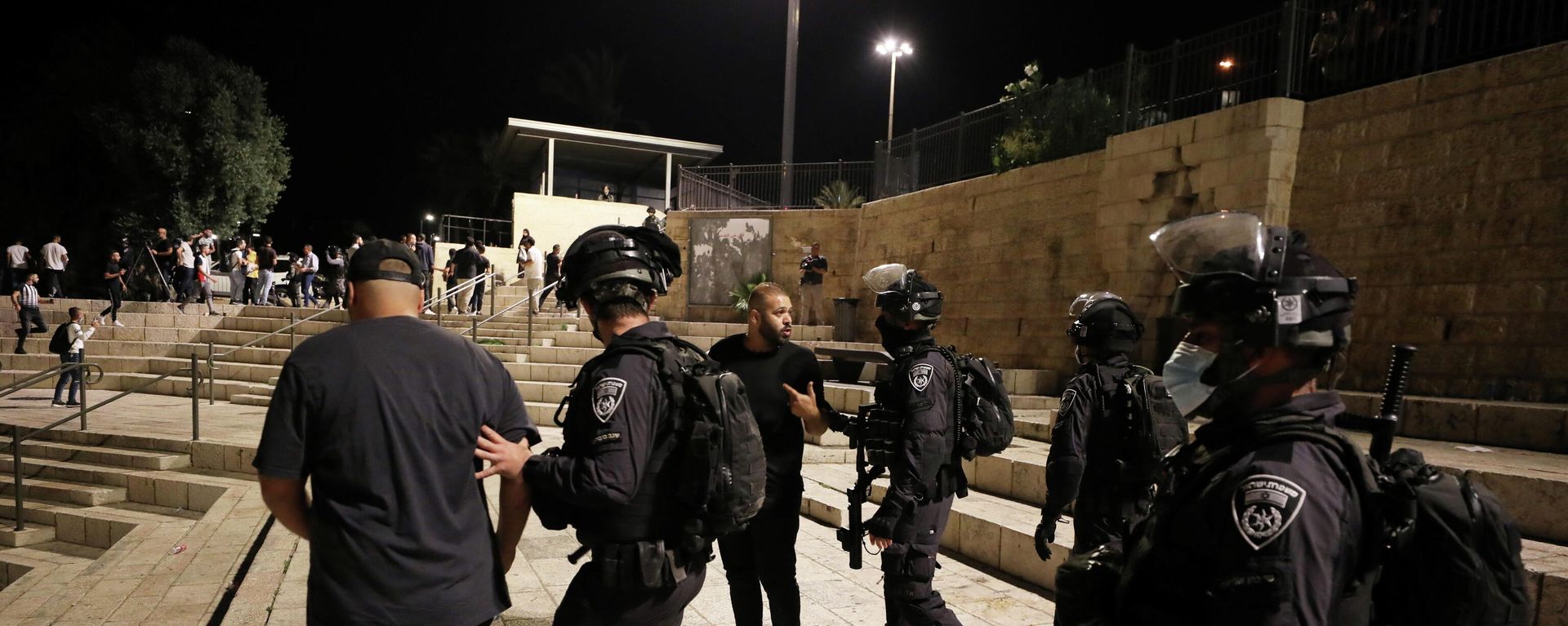 Israeli security force members move protesters during a demonstration to show solidarity with Palestinian prisoners in Israeli jails, after six Palestinian militants broke out of a maximum security Israeli prison this week, near Damascus Gate just outside Jerusalem's Old City September 8, 2021. Israeli security force members move protesters during a demonstration to show solidarity with Palestinian prisoners in Israeli jails, after six Palestinian militants broke out of a maximum security Israeli prison this week, near Damascus Gate just outside Jerusalem's Old City September 8, 2021. - Sputnik International, 1920, 08.09.2021