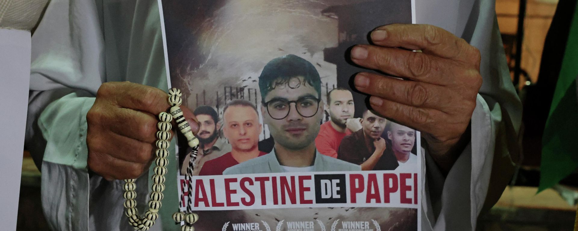 A man holds a poster depicting the Palestinian fugitives who broke out of a high-security jail, during a rally in the West bank town of Hebron on September 8, 2021 - Sputnik International, 1920, 09.09.2021