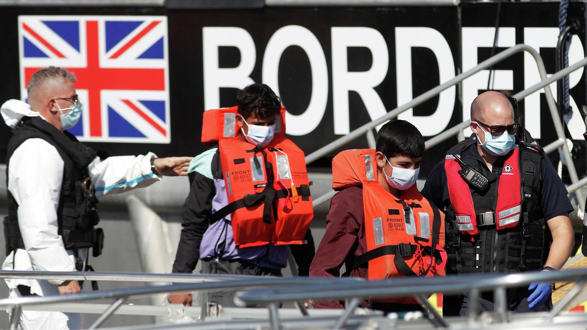Migrants rescued from the English Channel are brought into Dover on the Border Force Catamaran Rescue Boat, BF Hurricane, Britain, September 8, 2021 - Sputnik International, 1920, 09.09.2021