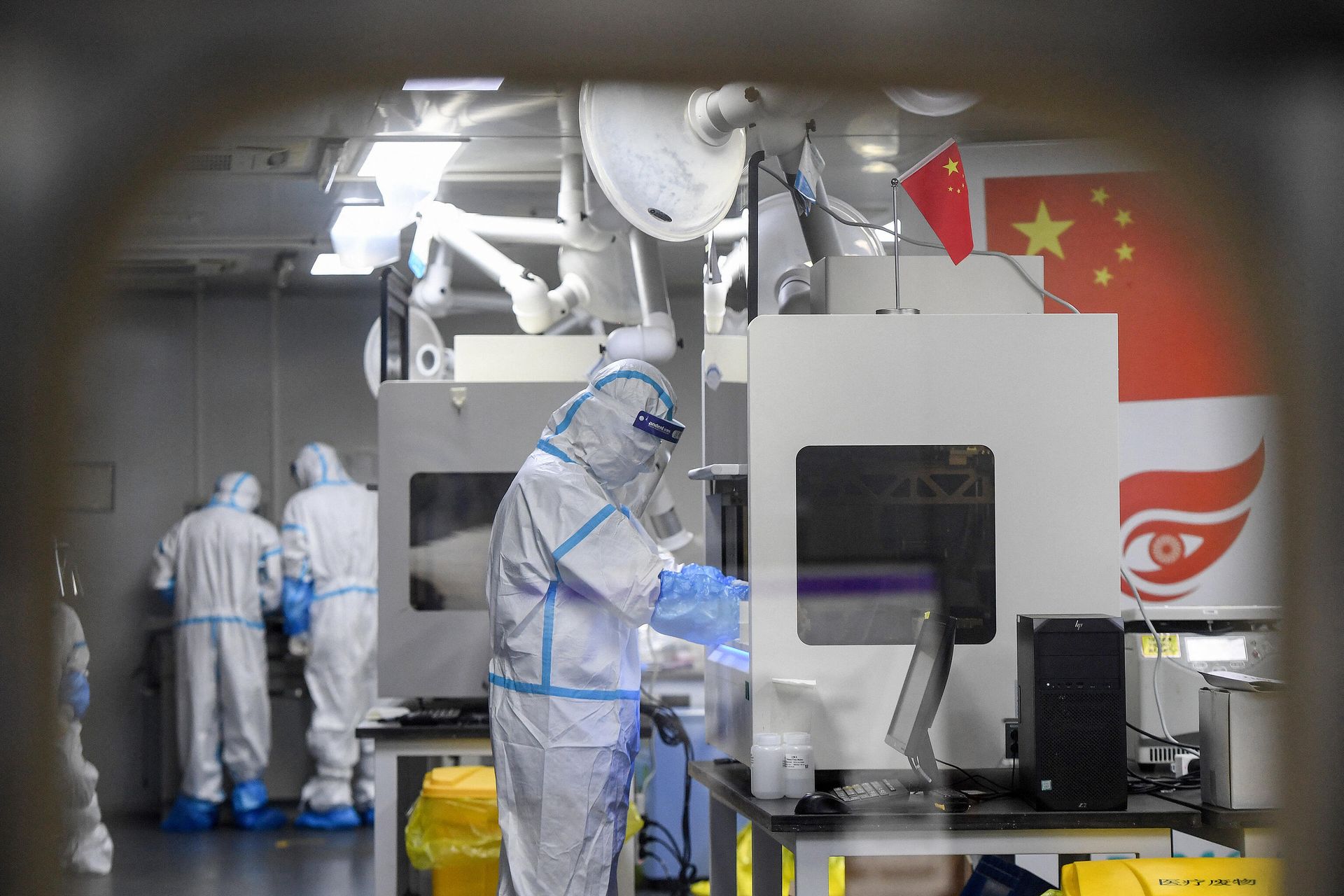 Laboratory technicians wearing personal protective equipment (PPE) work on samples to be tested for the Covid-19 coronavirus at the Fire Eye laboratory, a Covid-19 testing facility, in Wuhan in China's central Hubei province early on August 5, 2021 Laboratory technicians wearing personal protective equipment (PPE) work on samples to be tested for the Covid-19 coronavirus at the Fire Eye laboratory, a Covid-19 testing facility, in Wuhan in China's central Hubei province early on August 5, 2021 - Sputnik International, 1920, 19.09.2021