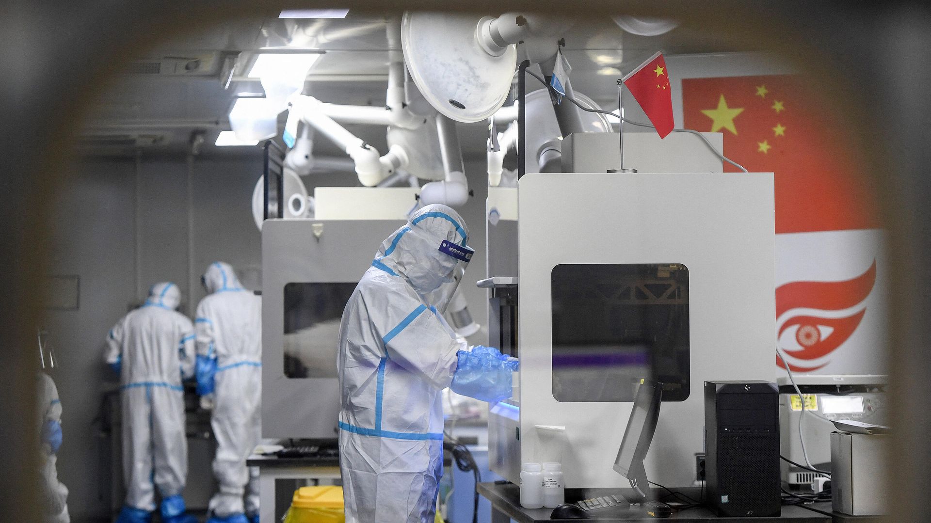 Laboratory technicians wearing personal protective equipment (PPE) work on samples to be tested for the Covid-19 coronavirus at the Fire Eye laboratory, a Covid-19 testing facility, in Wuhan in China's central Hubei province early on August 5, 2021 - Sputnik International, 1920, 09.09.2021