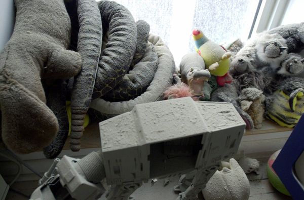 Dust and ash cover toys in a child's bedroom in the apartment of Jerome and Joelle Bonnouvrier  at 47 West Street, near the World Trade Center site on Wednesday, 19 September 2001. - Sputnik International
