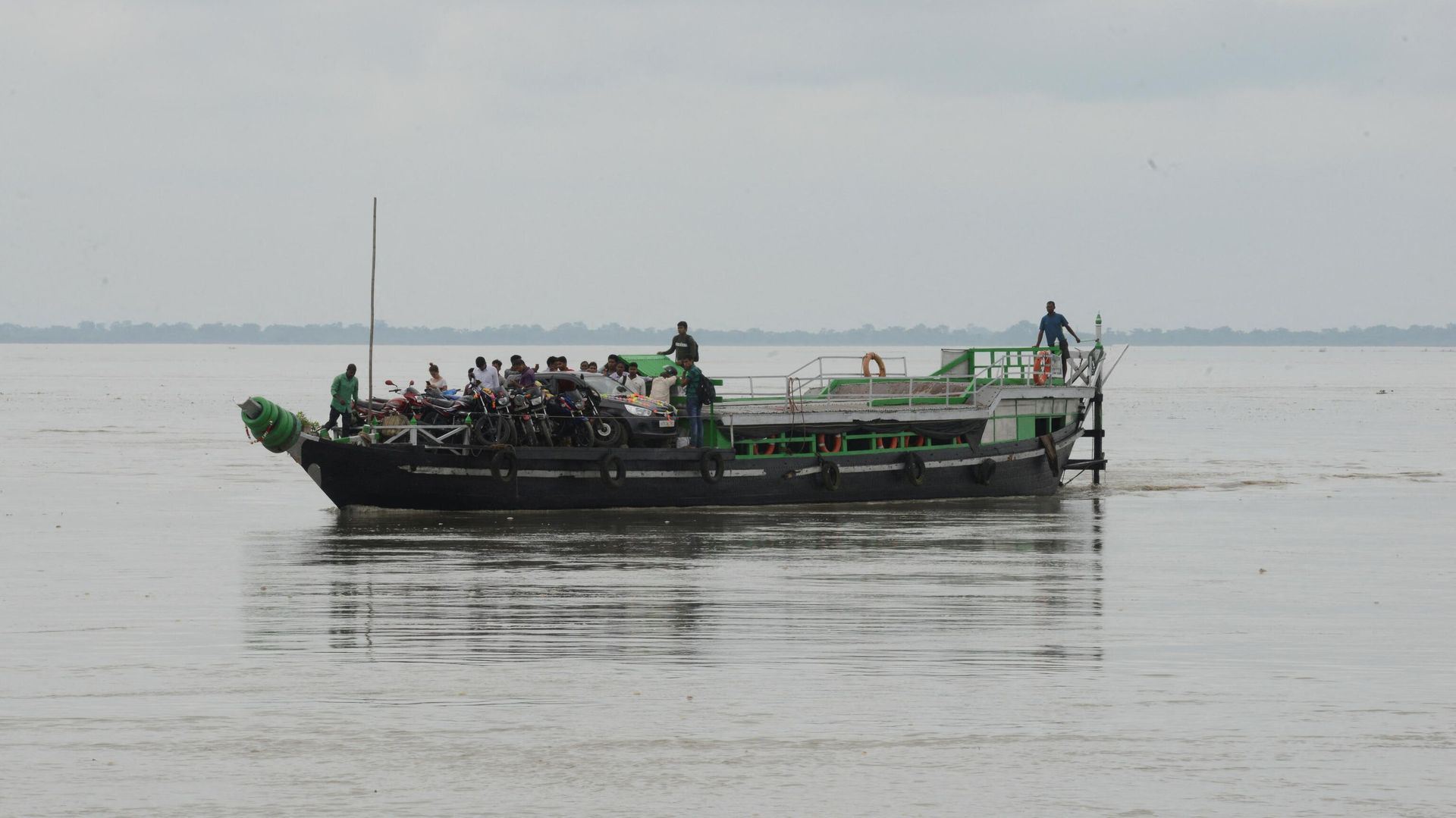 In this picture taken on September 18, 2019, people cross the Brahmaputra river by ferry from Jorhat to reach Majuli island in the northeastern Indian state of Assam - Sputnik International, 1920, 09.09.2021