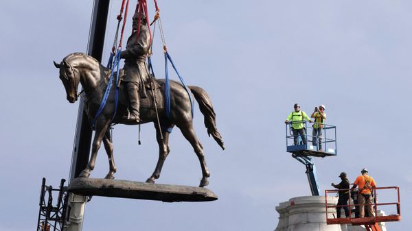 The statue of Robert E. Lee is lowered from its pedestal at Robert E. Lee Memorial during a removal September 8, 2021 in Richmond, Virginia - Sputnik International