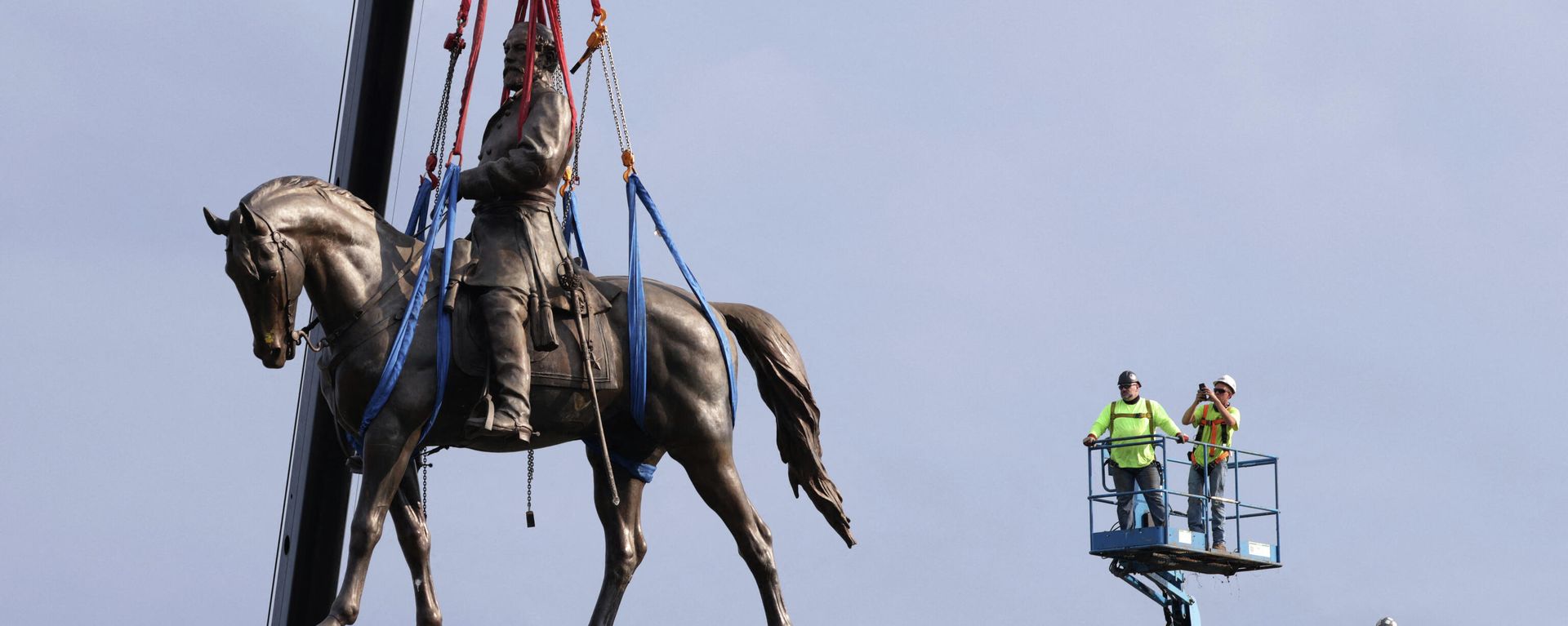The statue of Robert E. Lee is lowered from its pedestal at Robert E. Lee Memorial during a removal September 8, 2021 in Richmond, Virginia The statue of Robert E. Lee is lowered from its pedestal at Robert E. Lee Memorial during a removal September 8, 2021 in Richmond, Virginia - Sputnik International, 1920, 09.09.2021