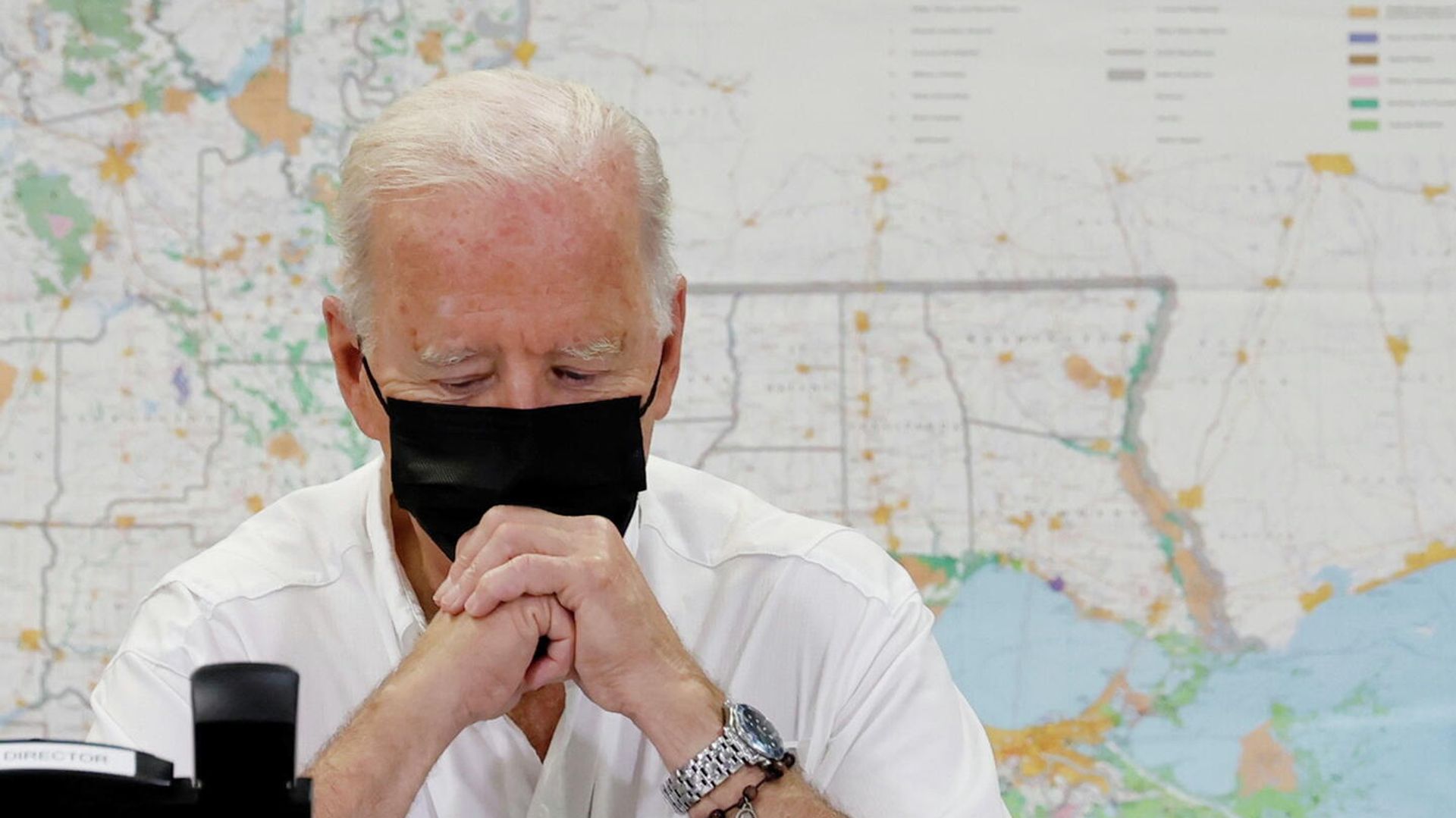U.S. President Joe Biden looks on as he receives a briefing from local leaders on the impacts of Hurricane Ida at the St. John Parish's Emergency Operations Center in LaPlace, Louisiana, U.S. September 3, 2021. REUTERS/Jonathan Ernst - Sputnik International, 1920, 09.09.2021