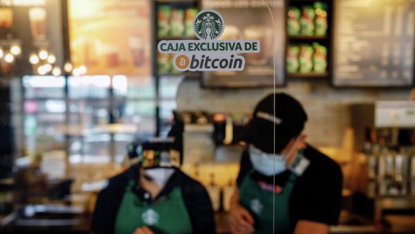 A sign that reads Exclusive bitcoin register is seen in a Starbucks store, where the cryptocurrency is accepted as a payment method, in Antiguo Cuscatlan, El Salvador September 8, 2021 - Sputnik International