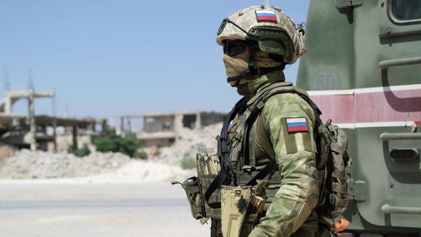 A Russian military police officer stands near damaged buildings in Deraa al Balaad, Syria, September 9, 2021 - Sputnik International