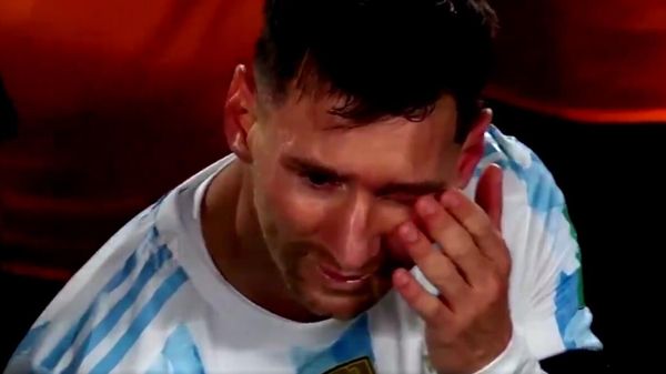 Leo Messi crying tears of joy after finally celebrating Copa America with Argentinian people Leo Messi crying tears of joy after finally celebrating Copa America with Argentinian people - Sputnik International