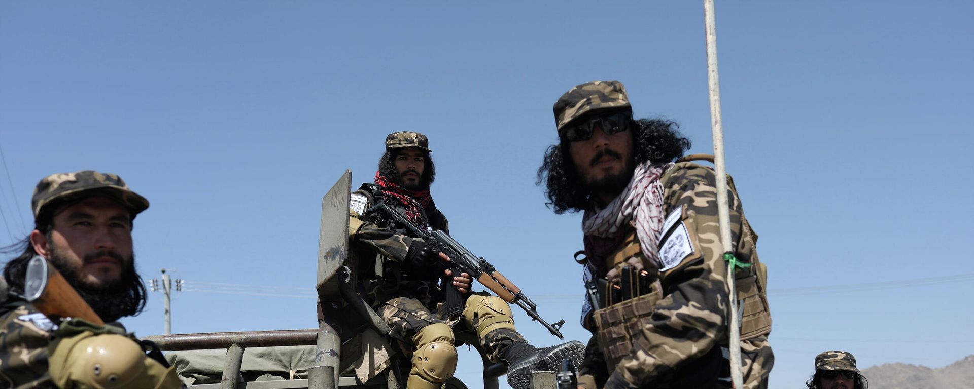 Members of the Taliban Intelligence Special Forces guard the military airfield in Kabul Members of the Taliban Intelligence Special Forces guard the military airfield in Kabul - Sputnik International, 1920, 28.10.2021