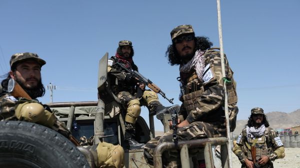 Members of the Taliban Intelligence Special Forces guard the military airfield in Kabul - Sputnik International
