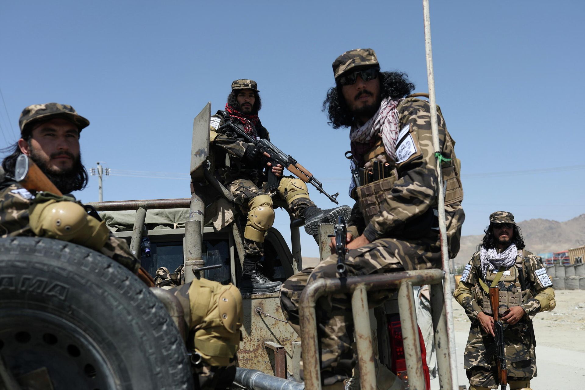 Members of the Taliban Intelligence Special Forces guard the military airfield in Kabul Members of the Taliban Intelligence Special Forces guard the military airfield in Kabul - Sputnik International, 1920, 23.10.2021