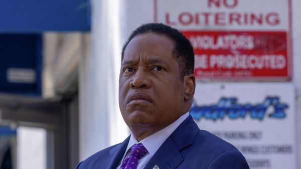 Republican gubernatorial candidate Larry Elder makes a campaign stop outside a restaurant in San Diego, California, U.S. September 3, 2021 - Sputnik International