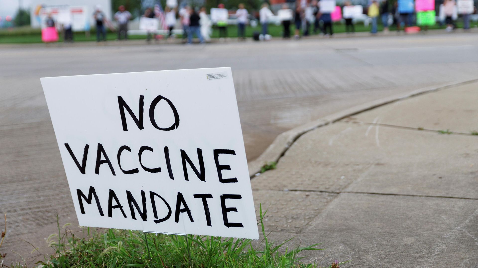 A sign against the coronavirus disease (COVID-19) vaccine mandates is seen in the grass during a protest against coronavirus disease (COVID-19) vaccine mandates at Summa Health Hospital in Akron, Ohio, U.S., August 16, 2021. A sign against the coronavirus disease (COVID-19) vaccine mandates is seen in the grass during a protest against coronavirus disease (COVID-19) vaccine mandates at Summa Health Hospital in Akron, Ohio, U.S., August 16, 2021. - Sputnik International, 1920, 22.09.2021